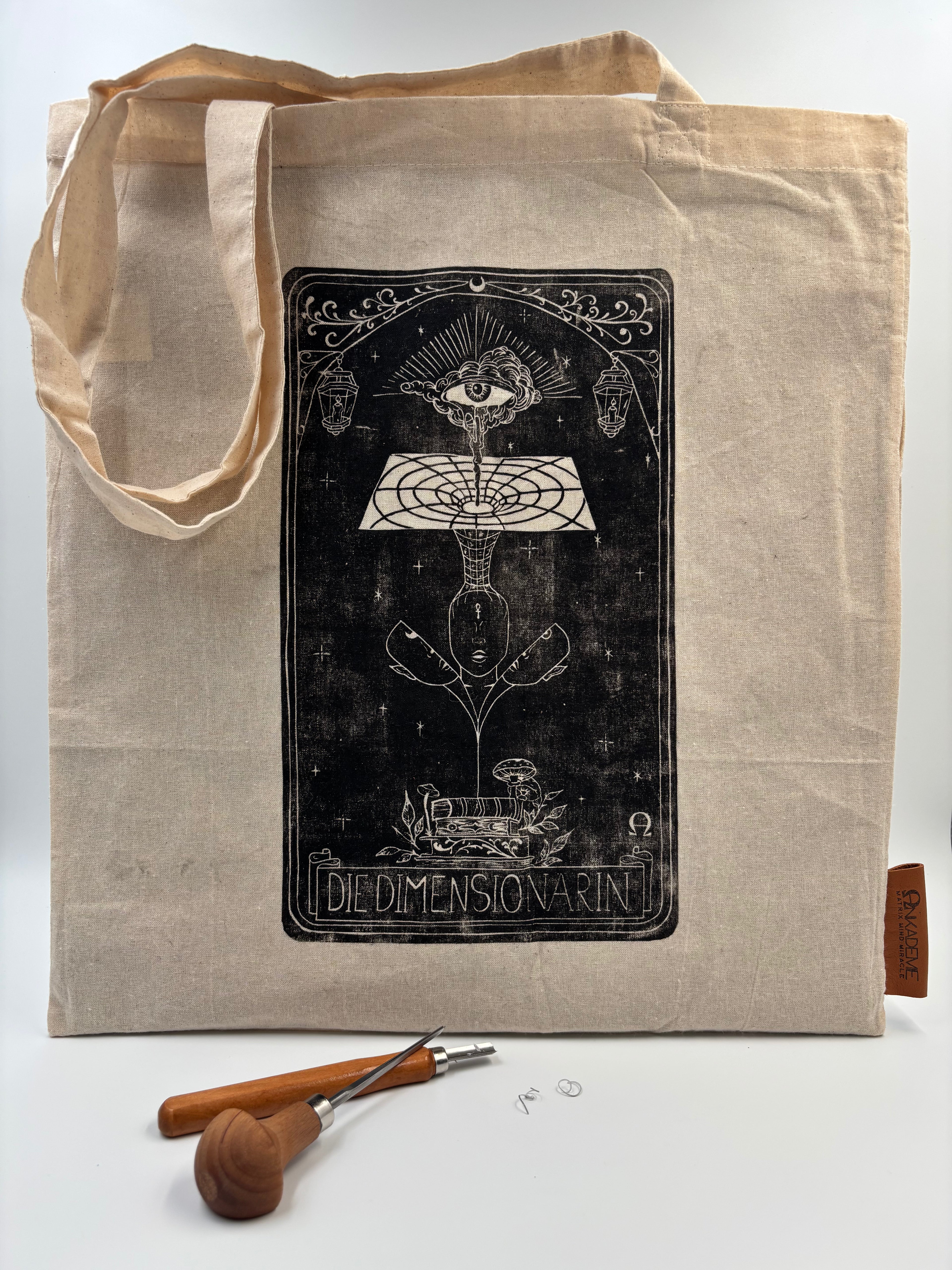Jutebeutel - Linoldruck „Die Dimensionärin“· Dreifaltigkeit, Tragfähigkeit & Perspektive
